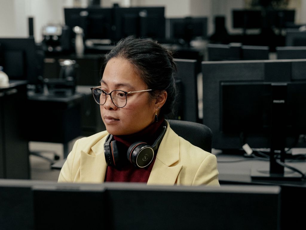 kvinde arbejder på computer
