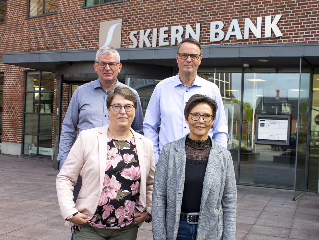 4 ansatte i Skjernbank har jubilæum