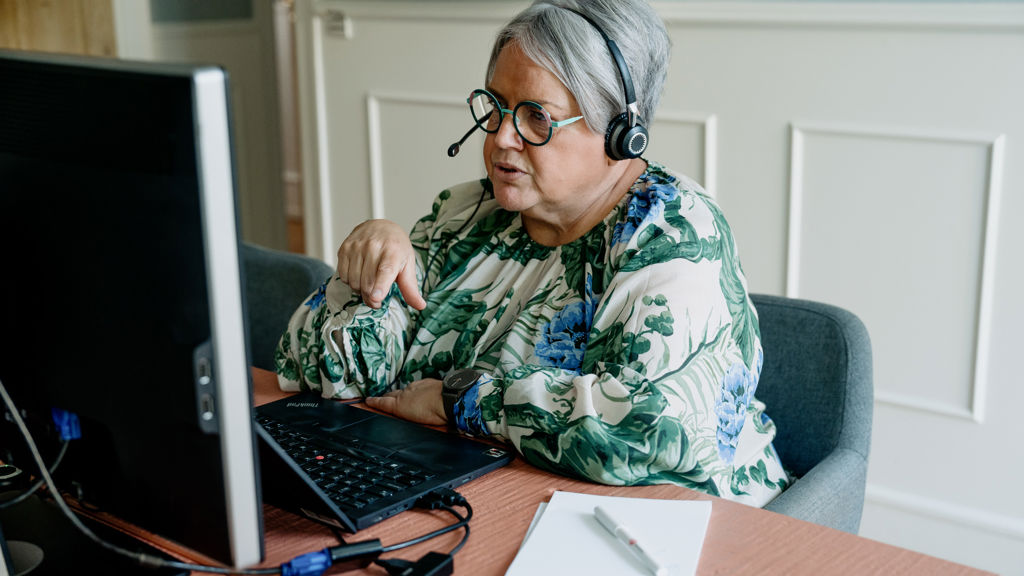 mand har et online møde og arbejder hjemmefra