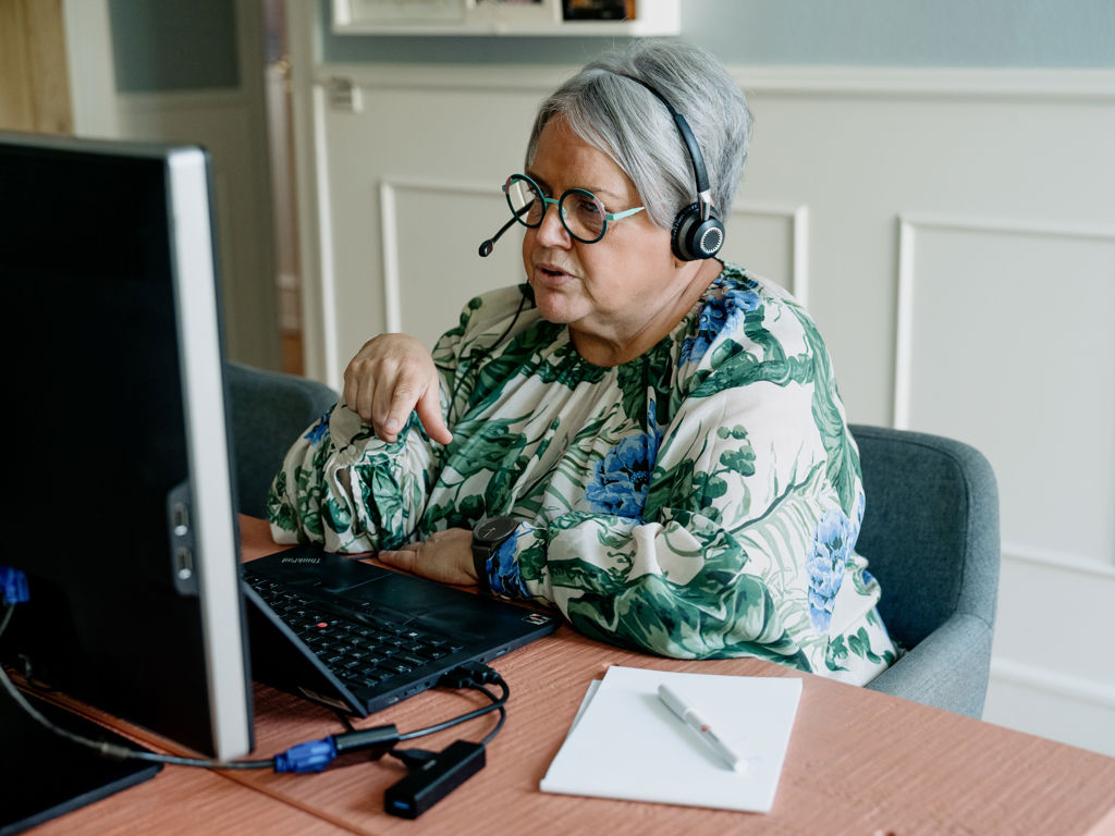 mand har et online møde og arbejder hjemmefra