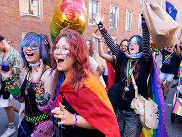Pride billeder, glade farverige kvinder i optoget