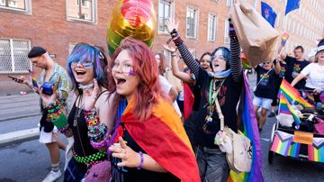 Pride billeder, glade farverige kvinder i optoget