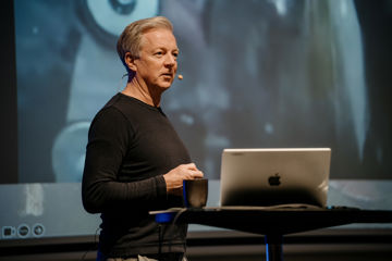 Steffen Kretz står bag sin computer til foredrag