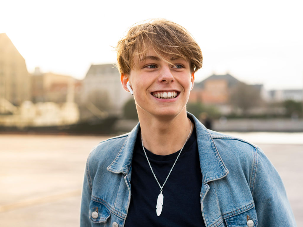 ung mand smiler