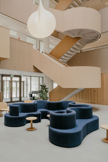 Blå Verner Panton Sofa i Finansforbundets nyrenoverede hus