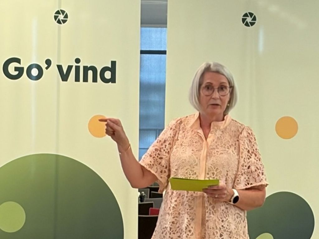 Marianne Lillevang står foran baggrund med go´ vind