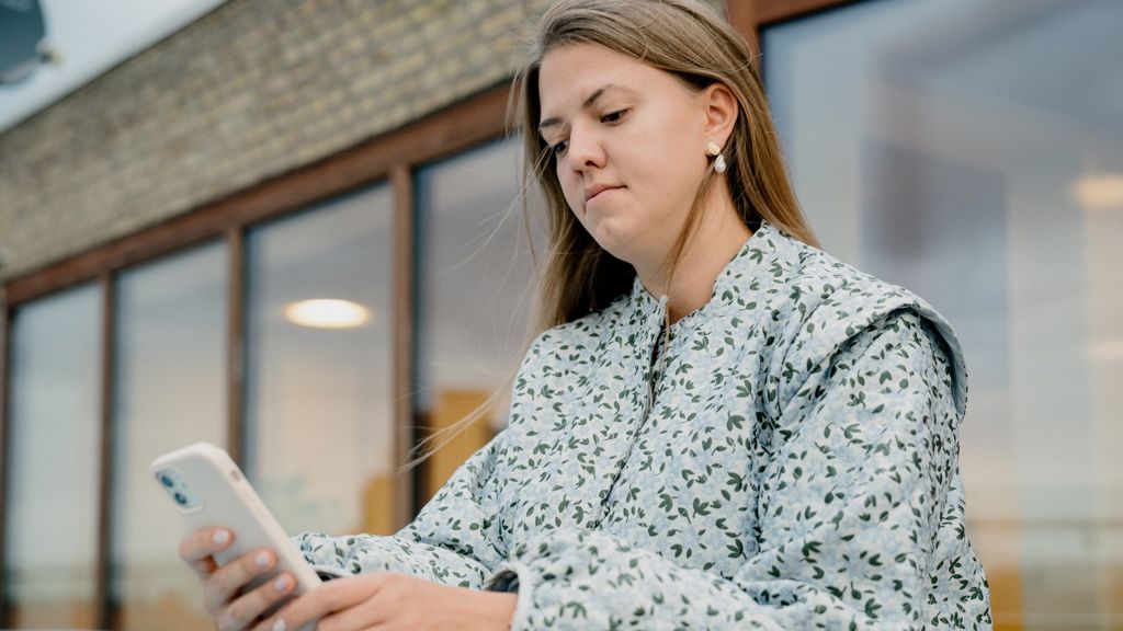 kvinde kigger på sin telefon