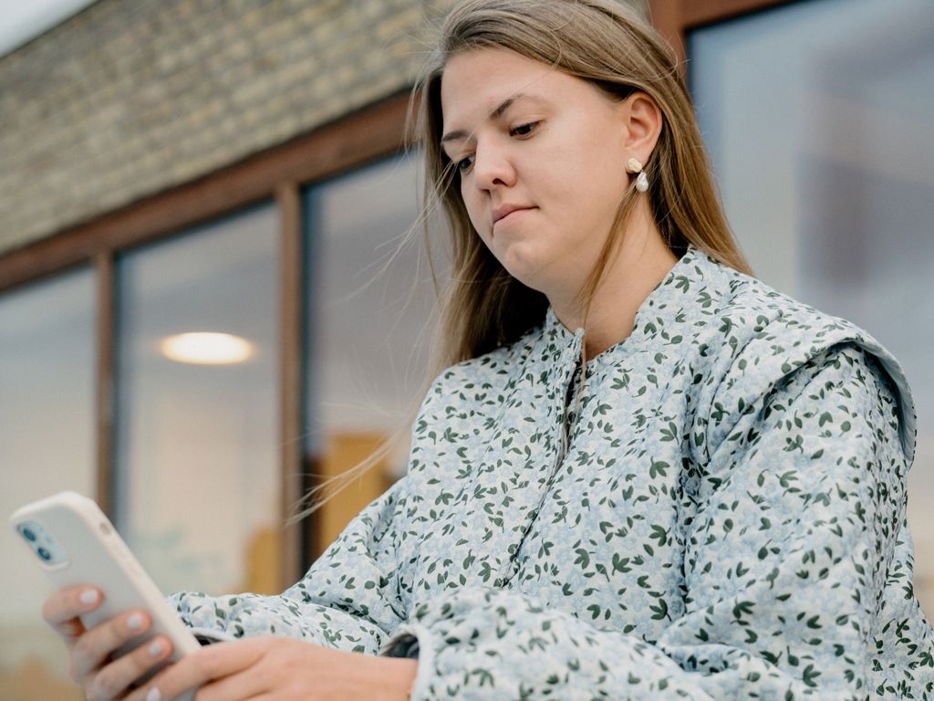 kvinde kigger på sin telefon