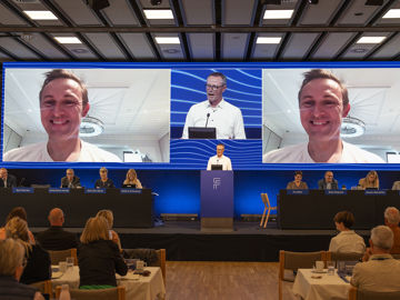 Talerstolen med storskærm bag ved