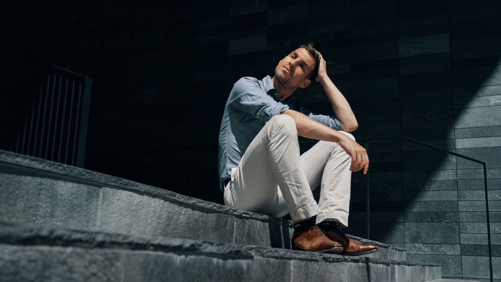 Benjamin Schenkel sidder på en trappe