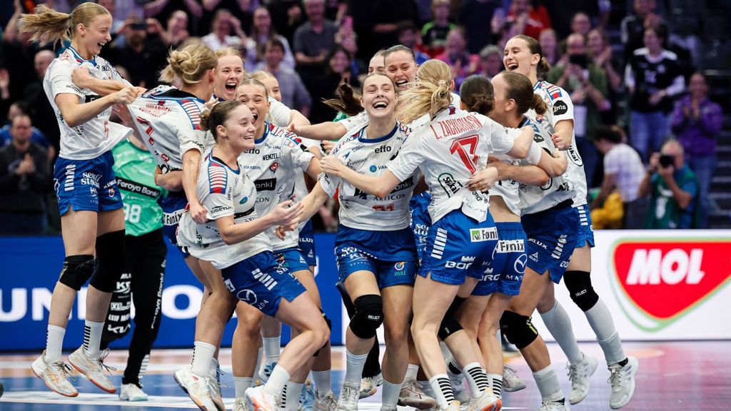 De Færøerske håndbold piger jubler
