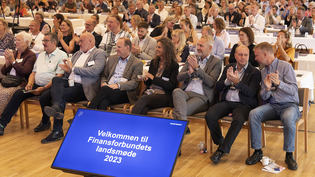 Folk fra landsmødet der klapper