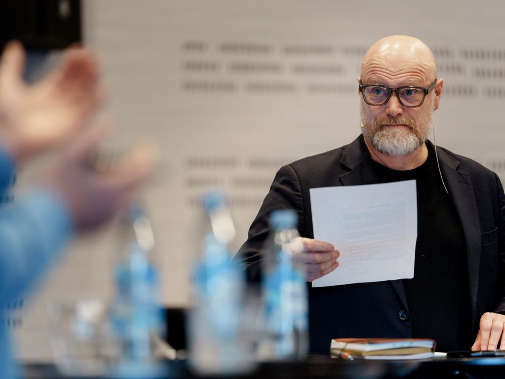 Mads Steffensen står med et papir i hånden.