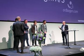Steen taler til de nominerede på scenen
