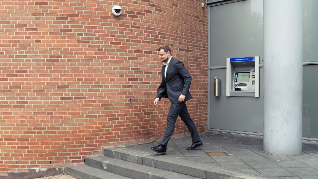 Mikkel Johansen går ned af en stentrappe