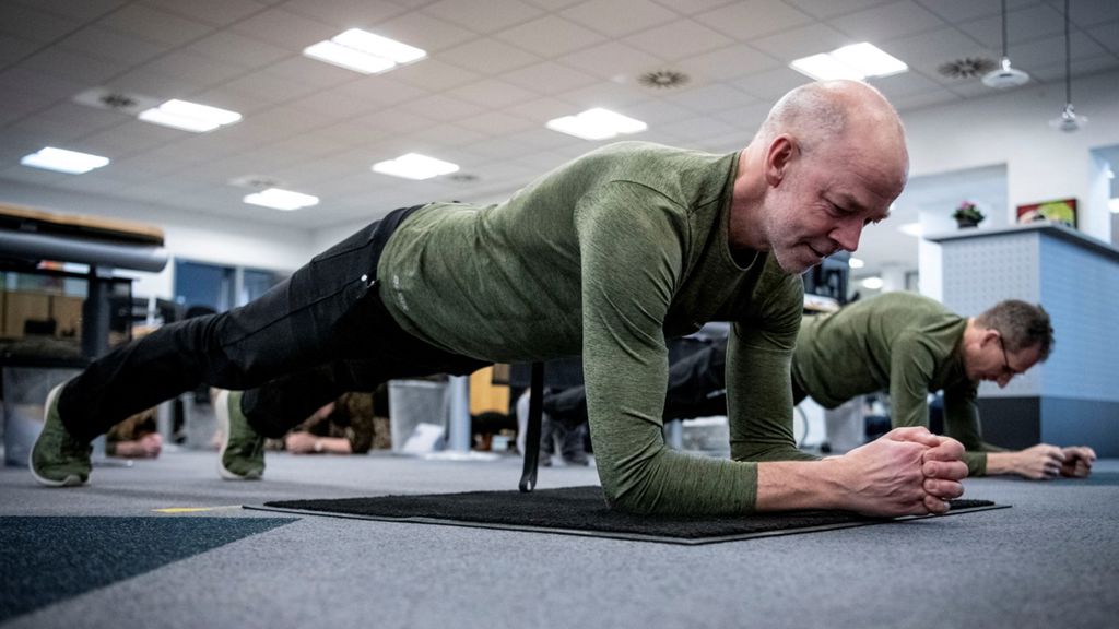 Steen der ligger i planken med andre kolleger