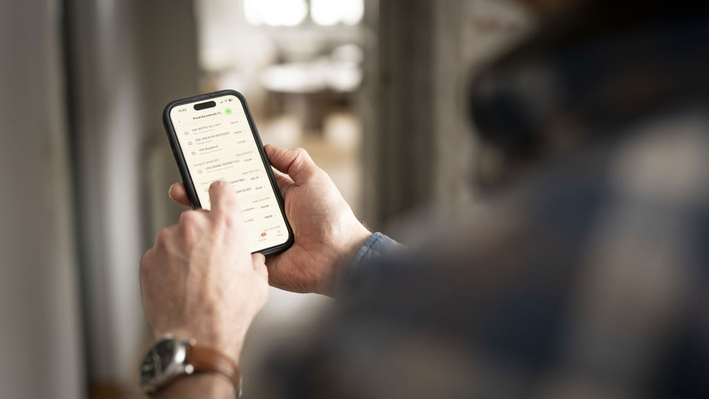person scroller bank på telefon