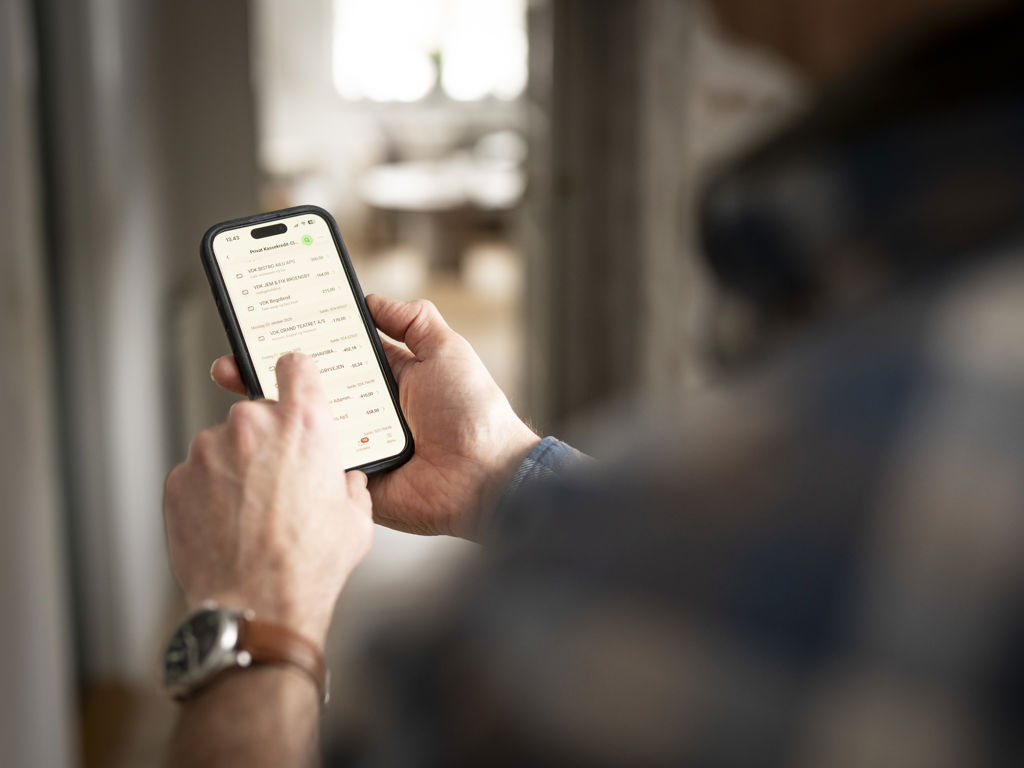 person scroller bank på telefon