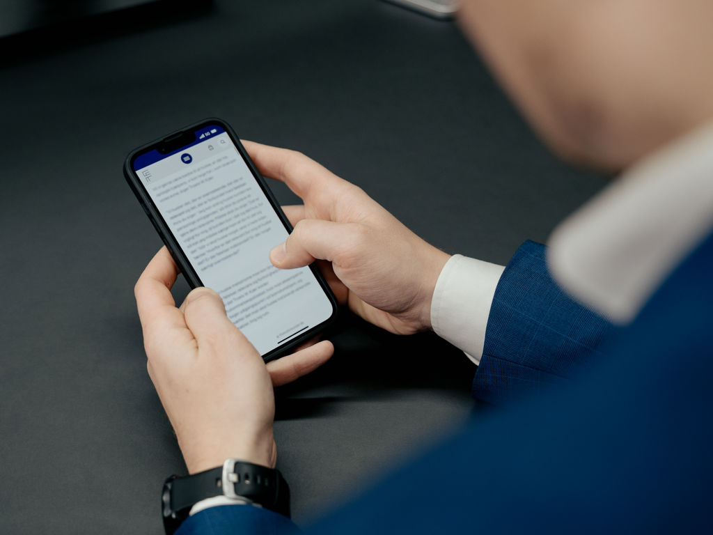 Nærbillede af håndholdt iphone
