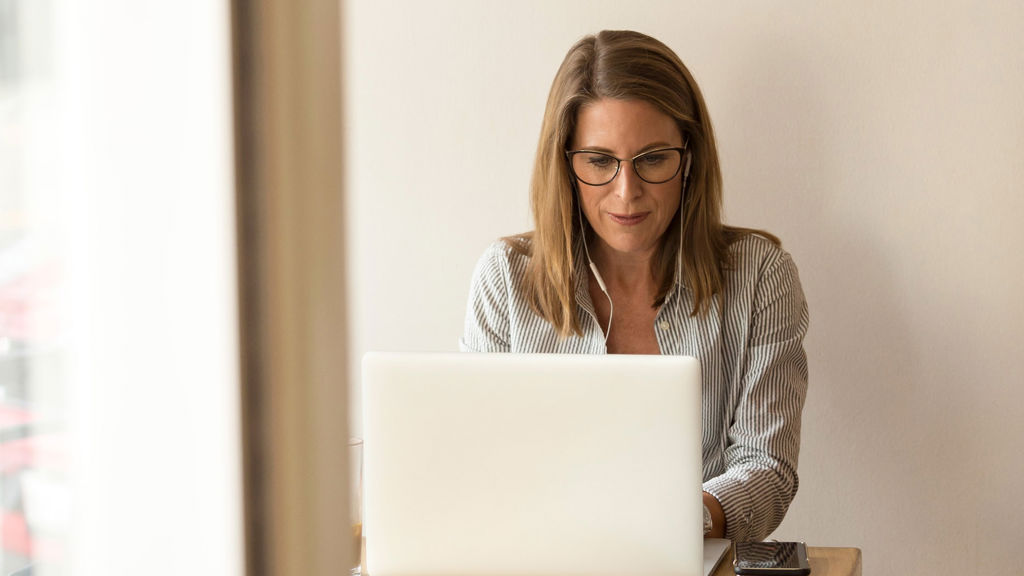 kvinde kigger ned i sin computer