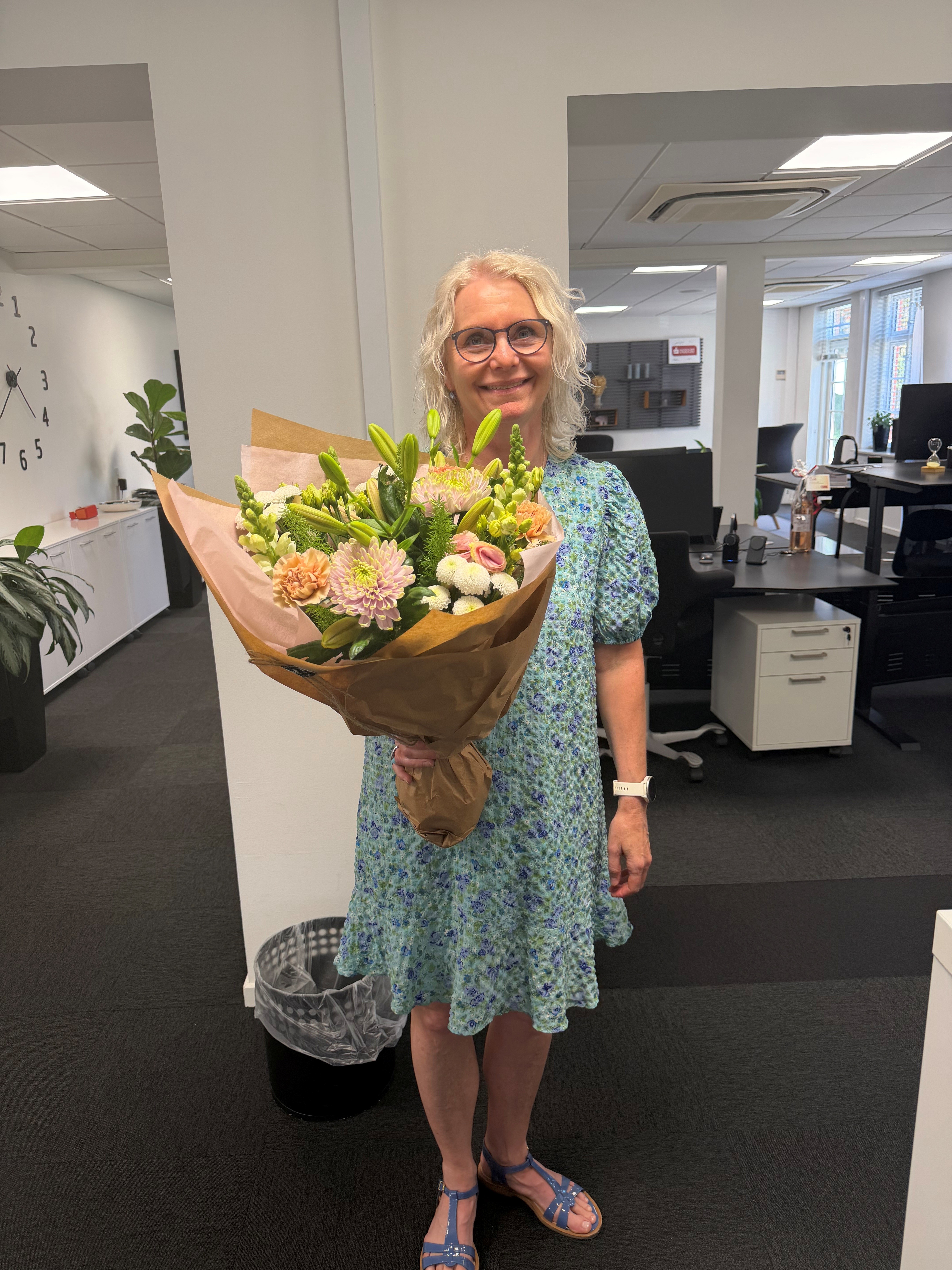 marianne med stor buket
