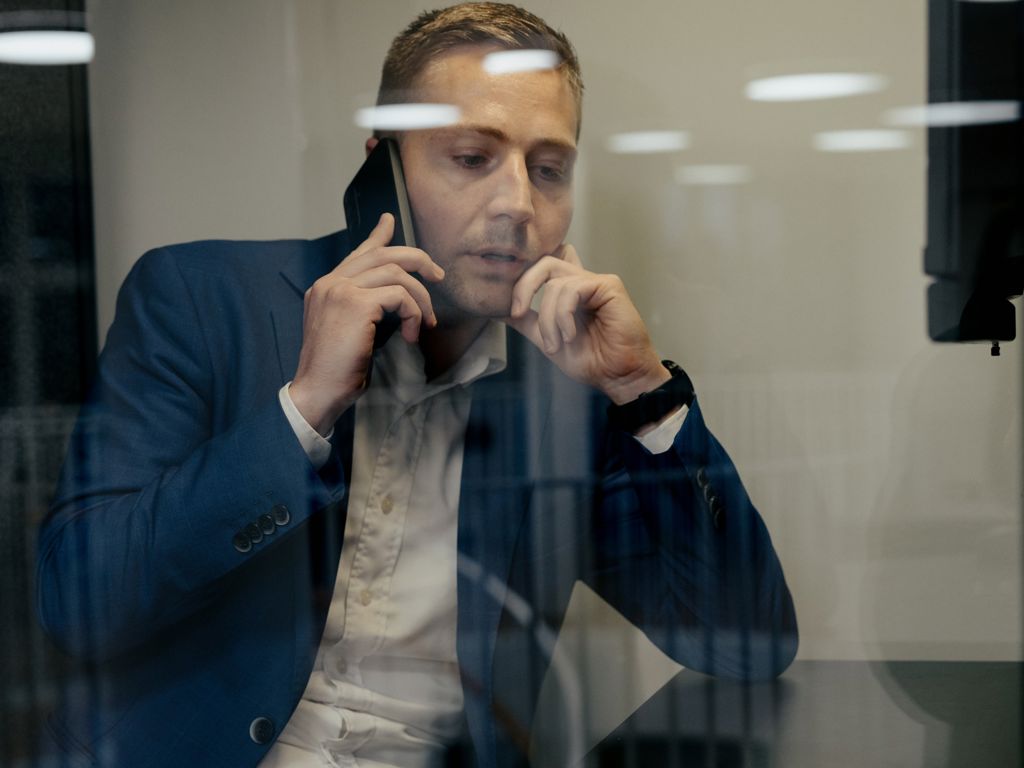 mand taler i telefon