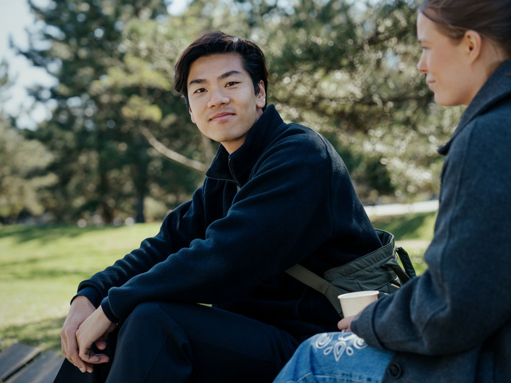 en ung studerende smiler