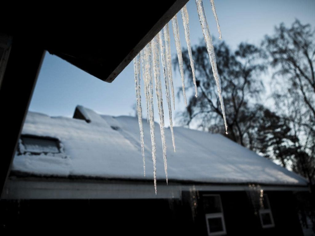 Hus med istapper