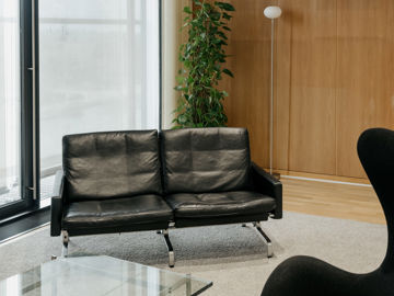 Sofa og stol i Jyske Banks københavnske domicil