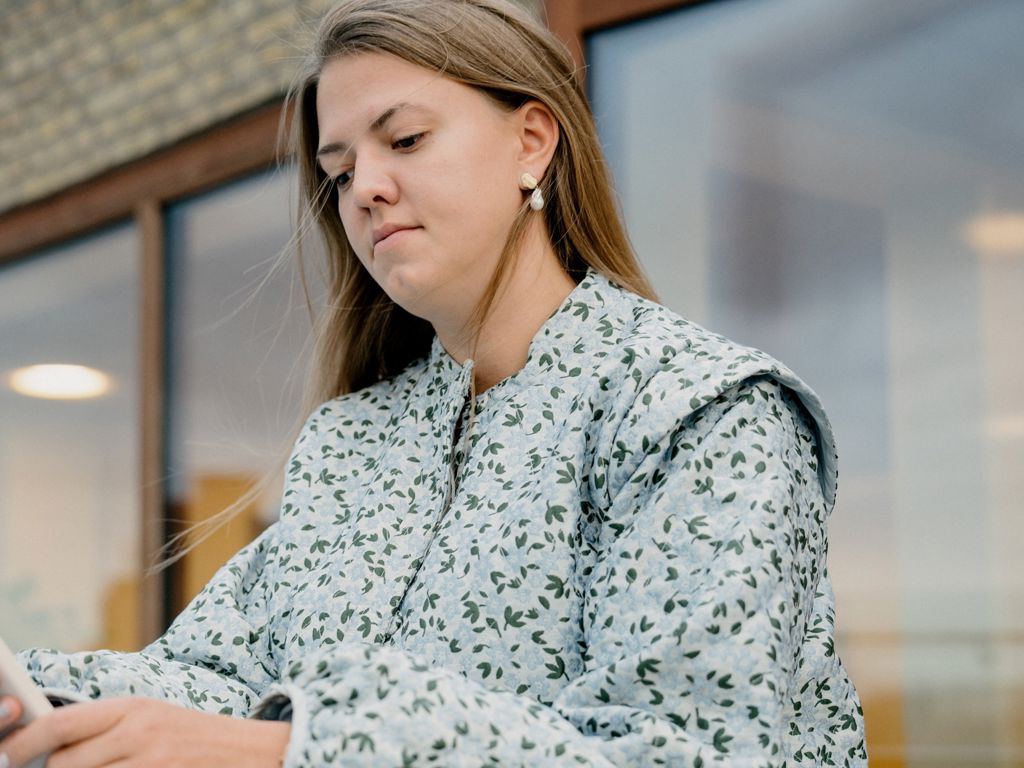 kvinde kigger på sin telefon