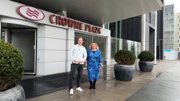 Kasper Skovgaard Pedersen, formand for Finansforbundet i Nordea og næstformand Mette Balck Mejlby foran Crowne Plaza