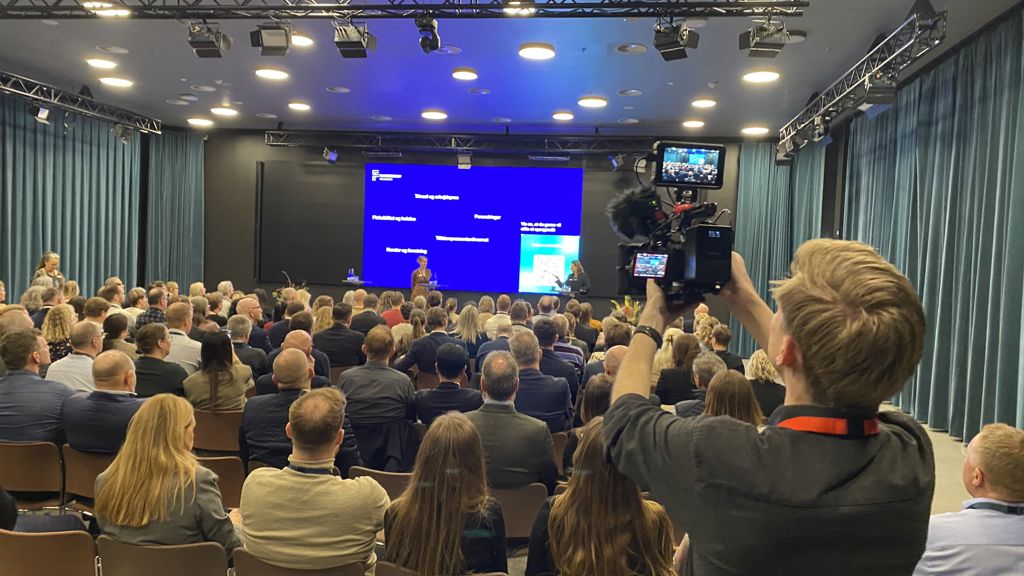 Kirsten Ebbe Brich og Bente Bang byder velkommen til Debat med direktionen