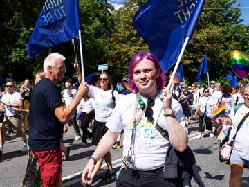 Pride billede, ung mand med flag i optoget