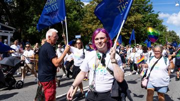 Pride billede, ung mand med flag i optoget