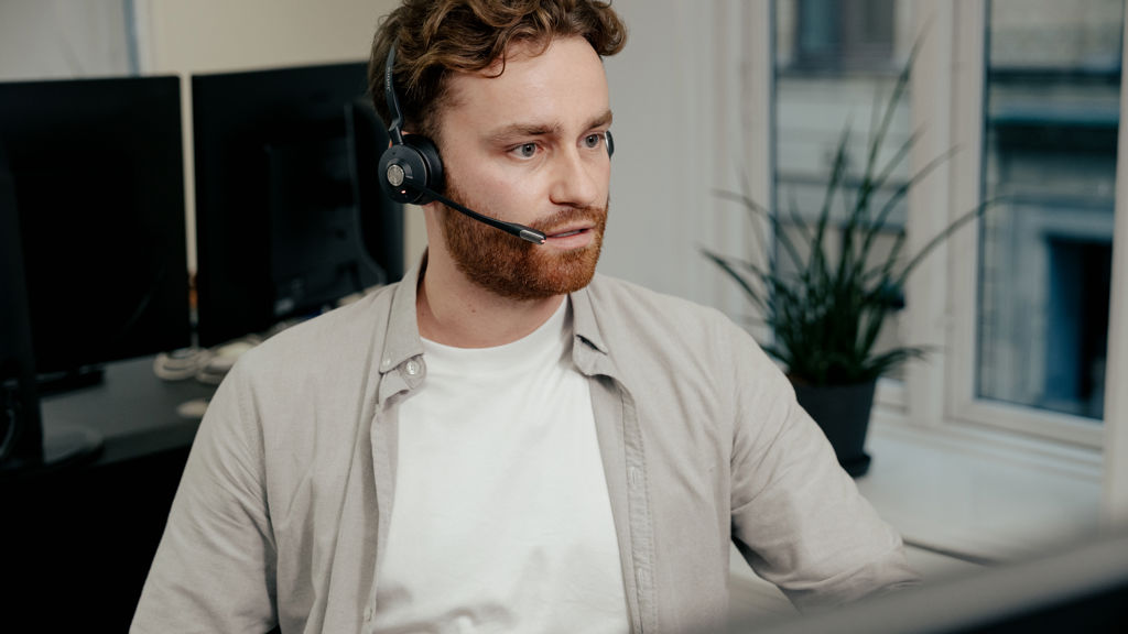 mand med høretelefoner på