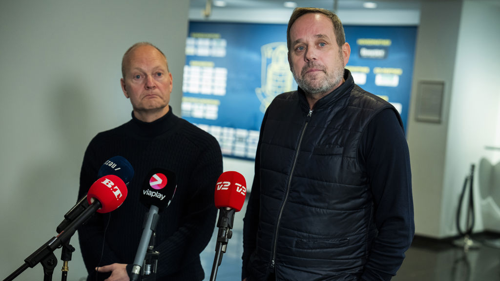 Niels Frederiksen med fodbolddirektør Carsten Jensen i presse