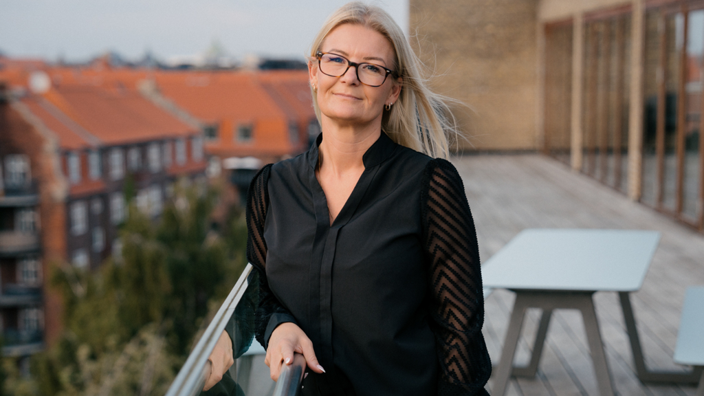 Kvinde smiler udenfor