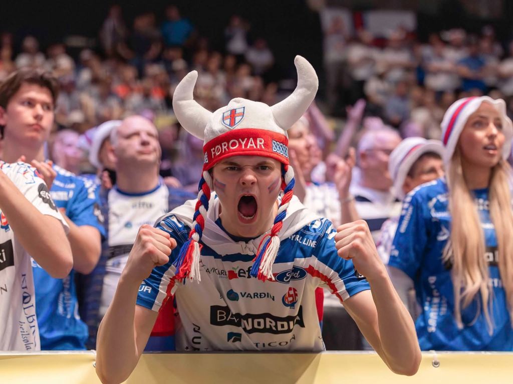 Færøerske håndboldfans jubler