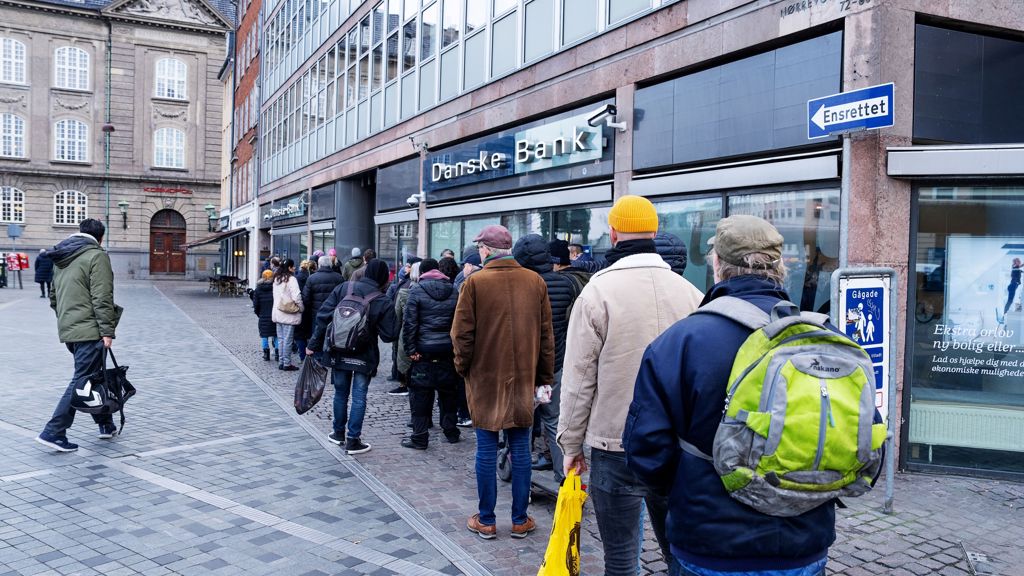 kø til indgangen i Danske Bank