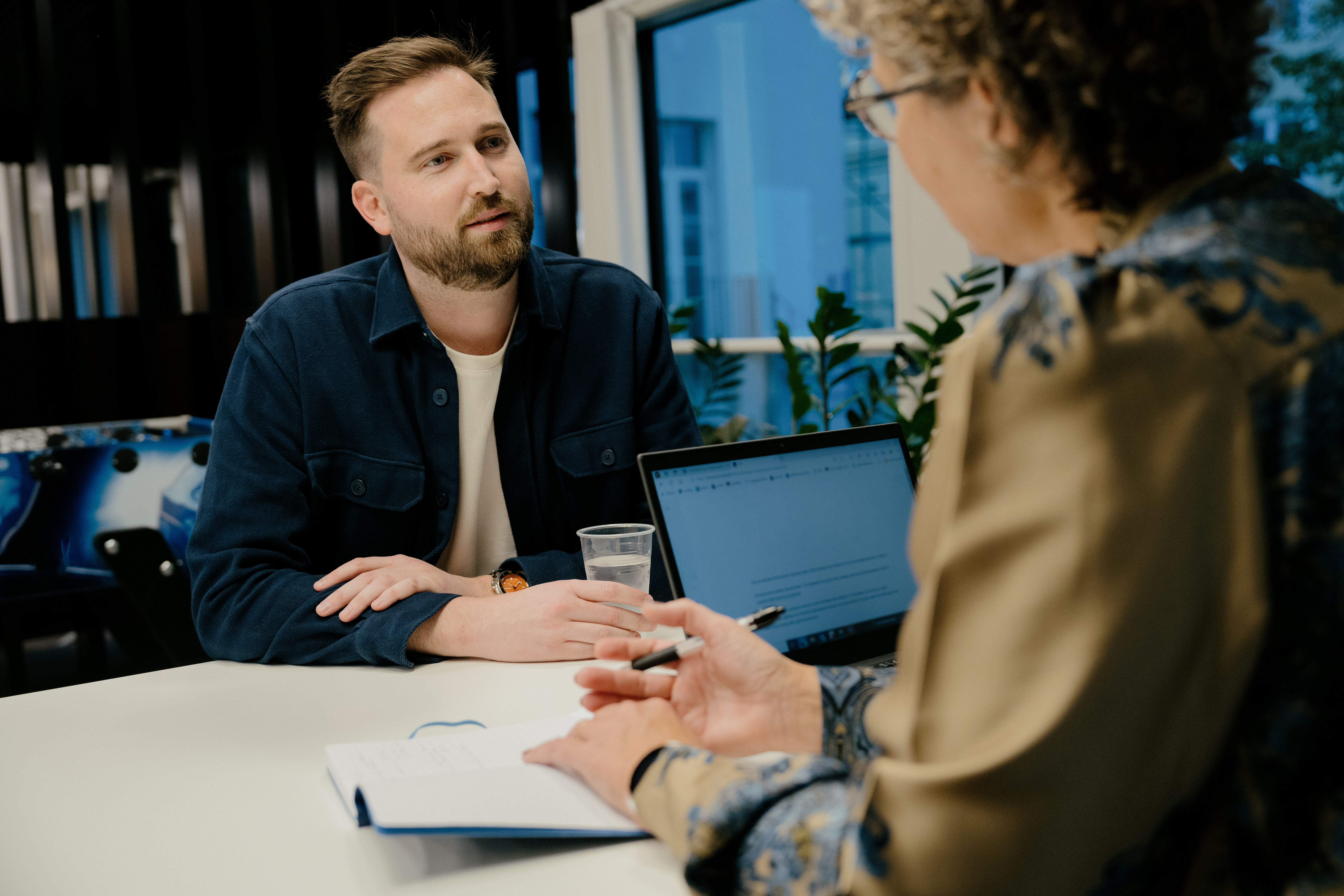 en mand og en kvinder taler sammen