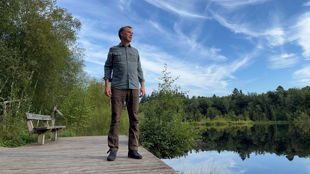 Philip Sonne står ved en sø