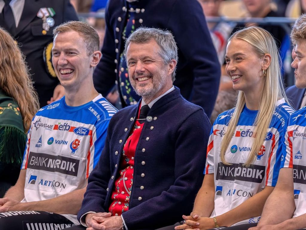 Hans Majestæt Kong Frederik 10. af Danmark som tilskuer sammen med færøerske fans.