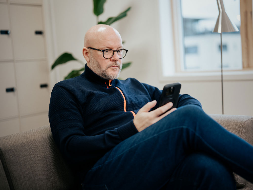 mand browser på telefon