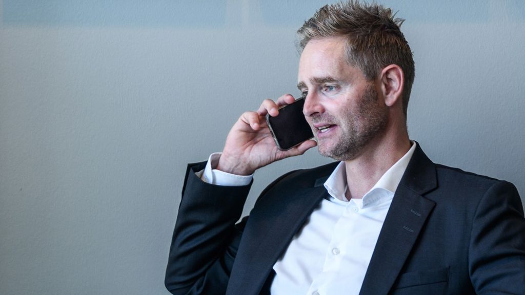 Esben Kolind snakker i telefon