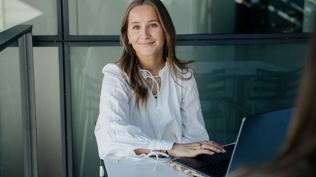 Studerende pige sidder ved computer 