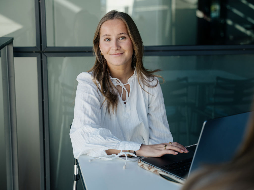 Studerende pige sidder ved computer 