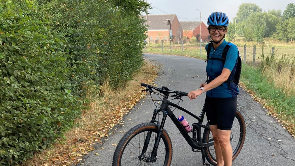 Pernille Storgaard står med sin cykel