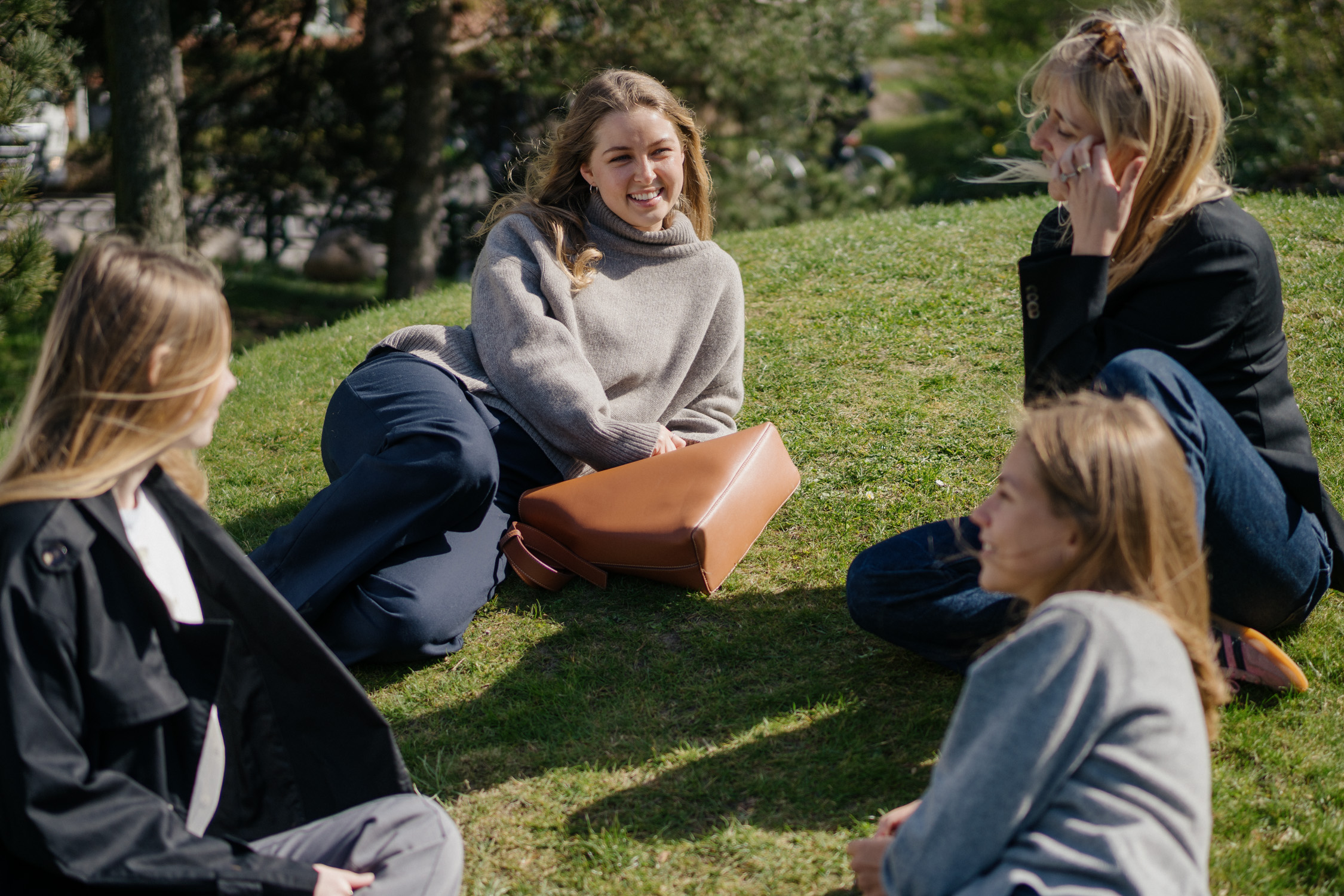 studerende holder pause i solen