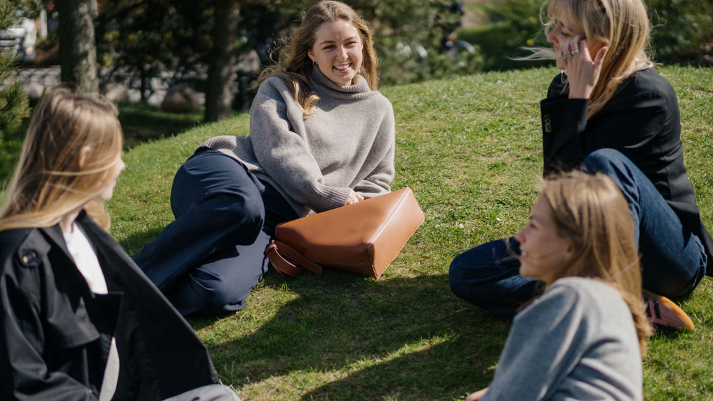 studerende holder pause i solen