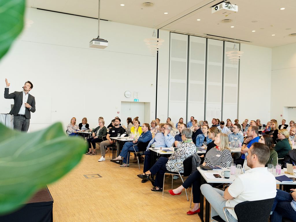 Folk i salen og foredragsholder ved seminar for tillidsvalgte
